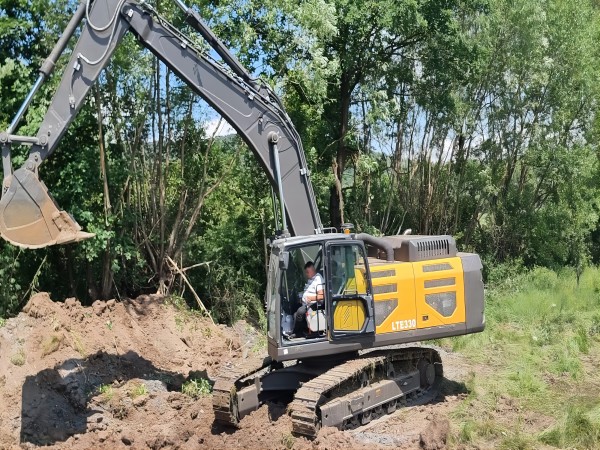 Professional solutions - 33 tons excavator in Romania